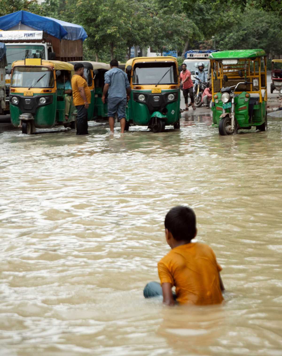 दिल्ली में भारी बारिश, जगह-जगह यातायात सुस्‍त, सड़कें जाम
